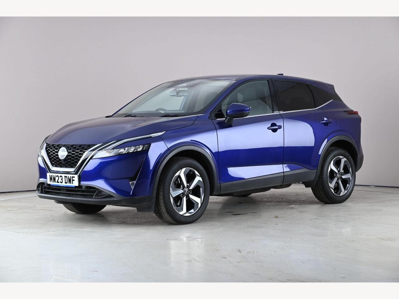 Nissan Qashqai thumbnail Front Left