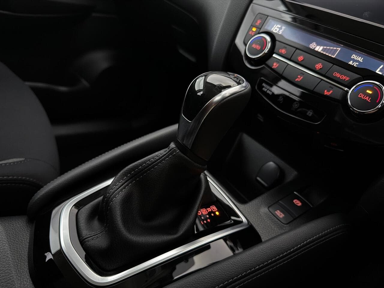 Nissan Qashqai thumbnail Interior Front