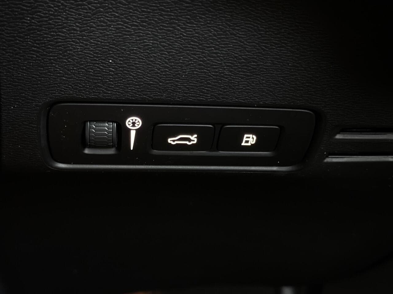 Volvo XC40 thumbnail Misc Controls