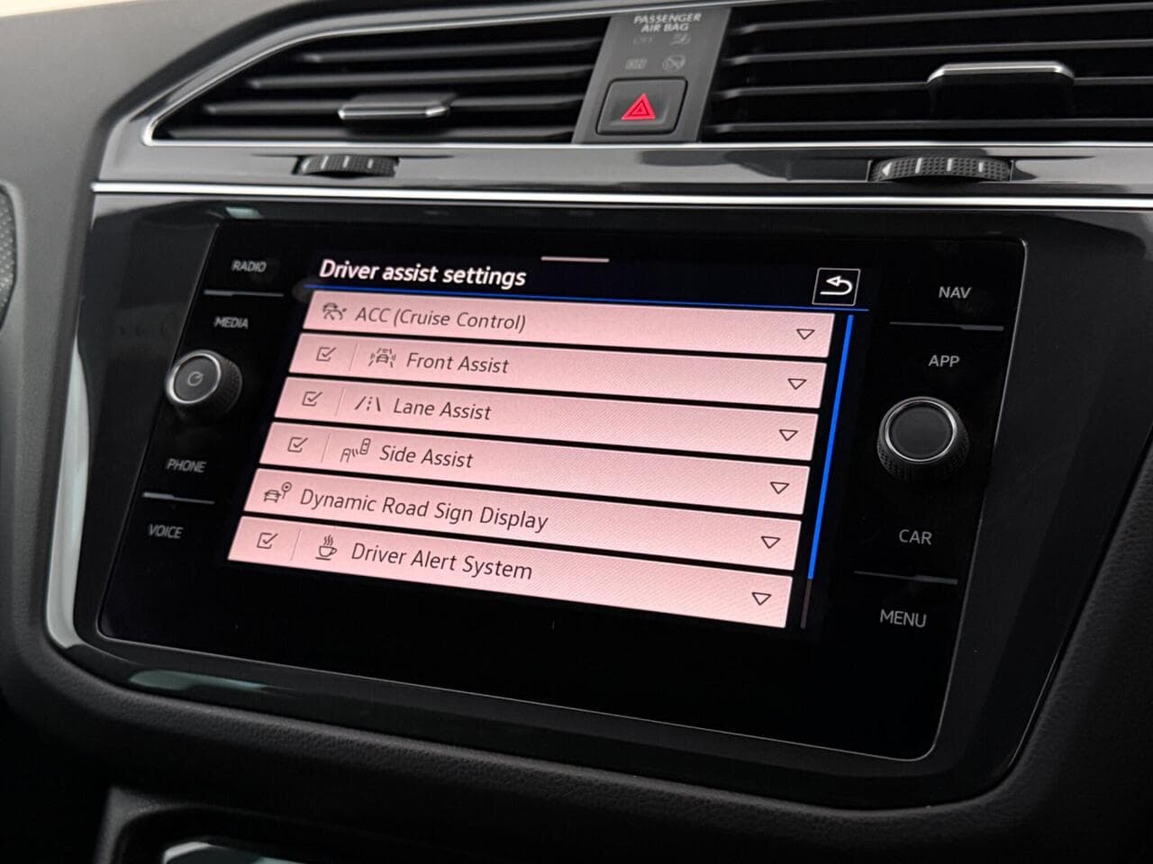 Volkswagen Tiguan thumbnail Infotainment System