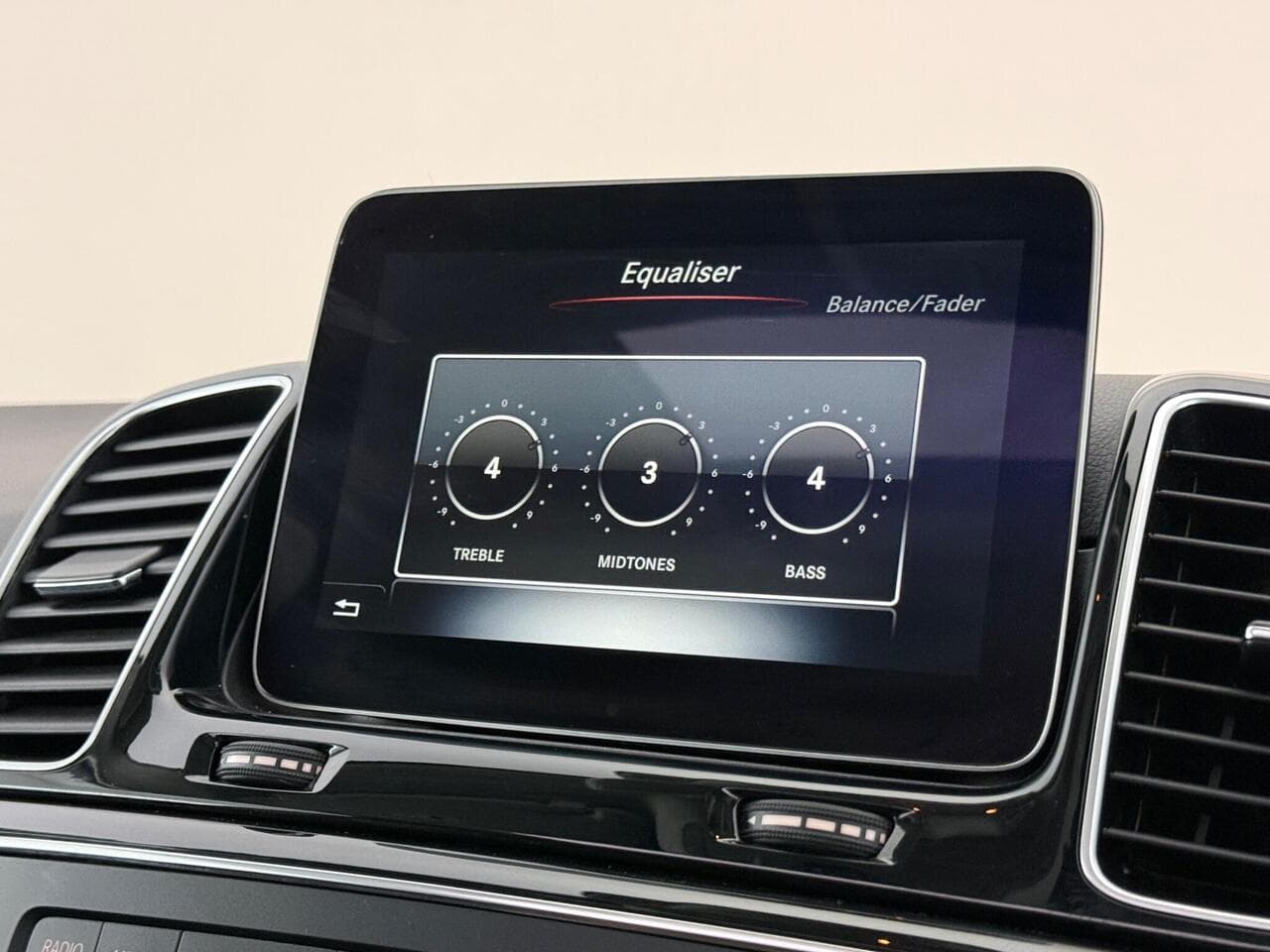 Mercedes-Benz GLE thumbnail Infotainment System