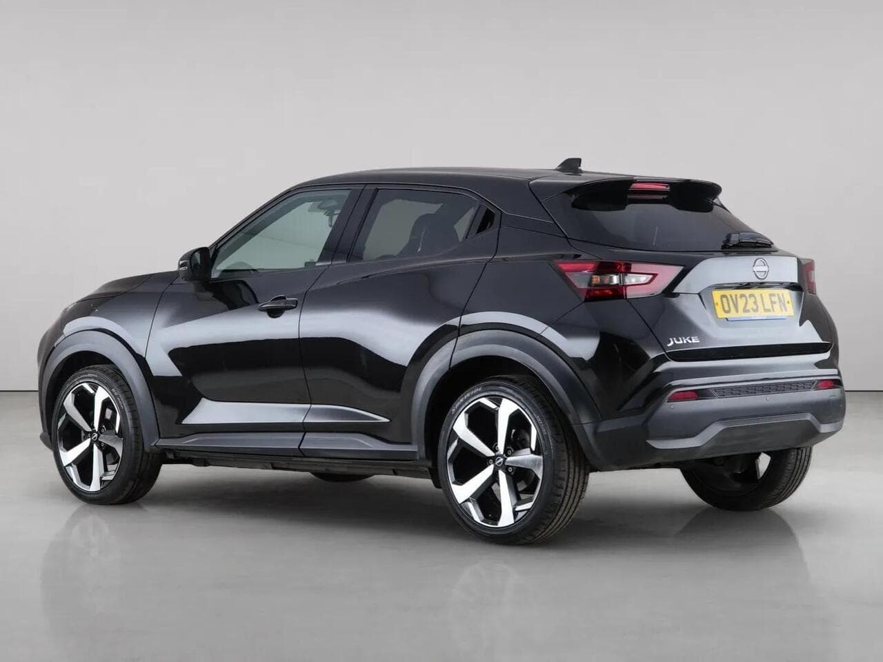 Nissan Juke thumbnail Rear Left