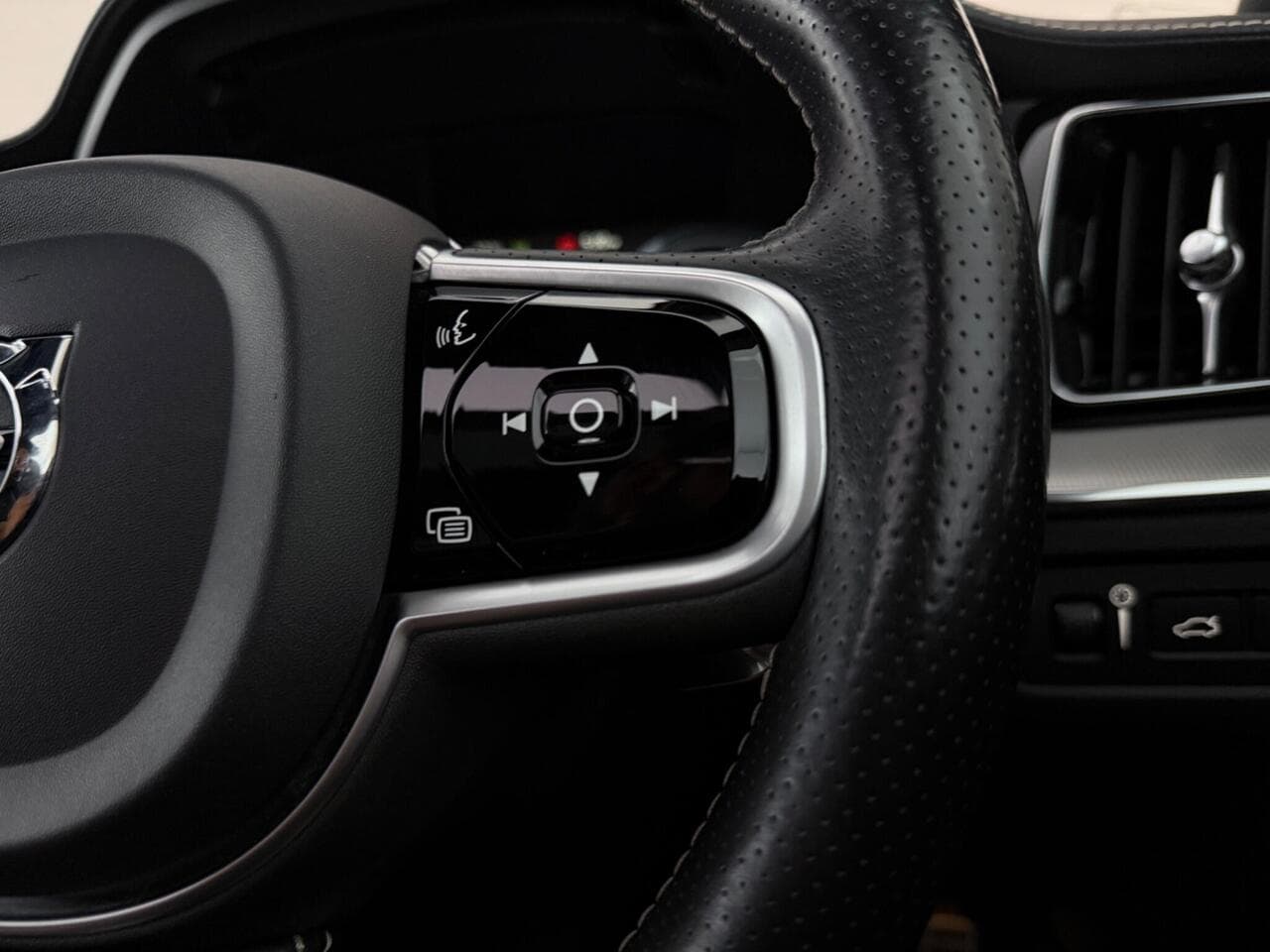 Volvo XC60 thumbnail Misc Controls