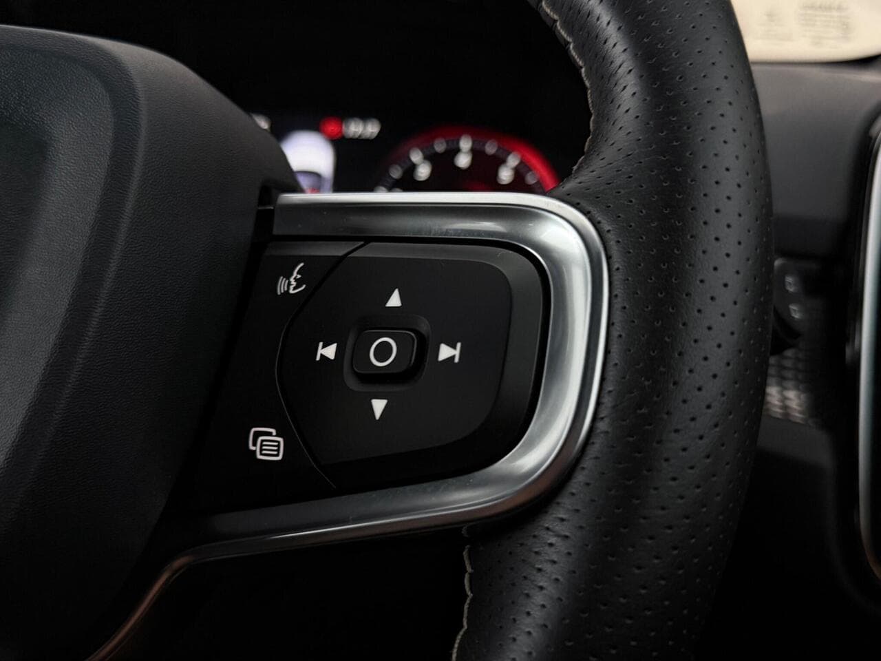 Volvo XC40 thumbnail Misc Controls