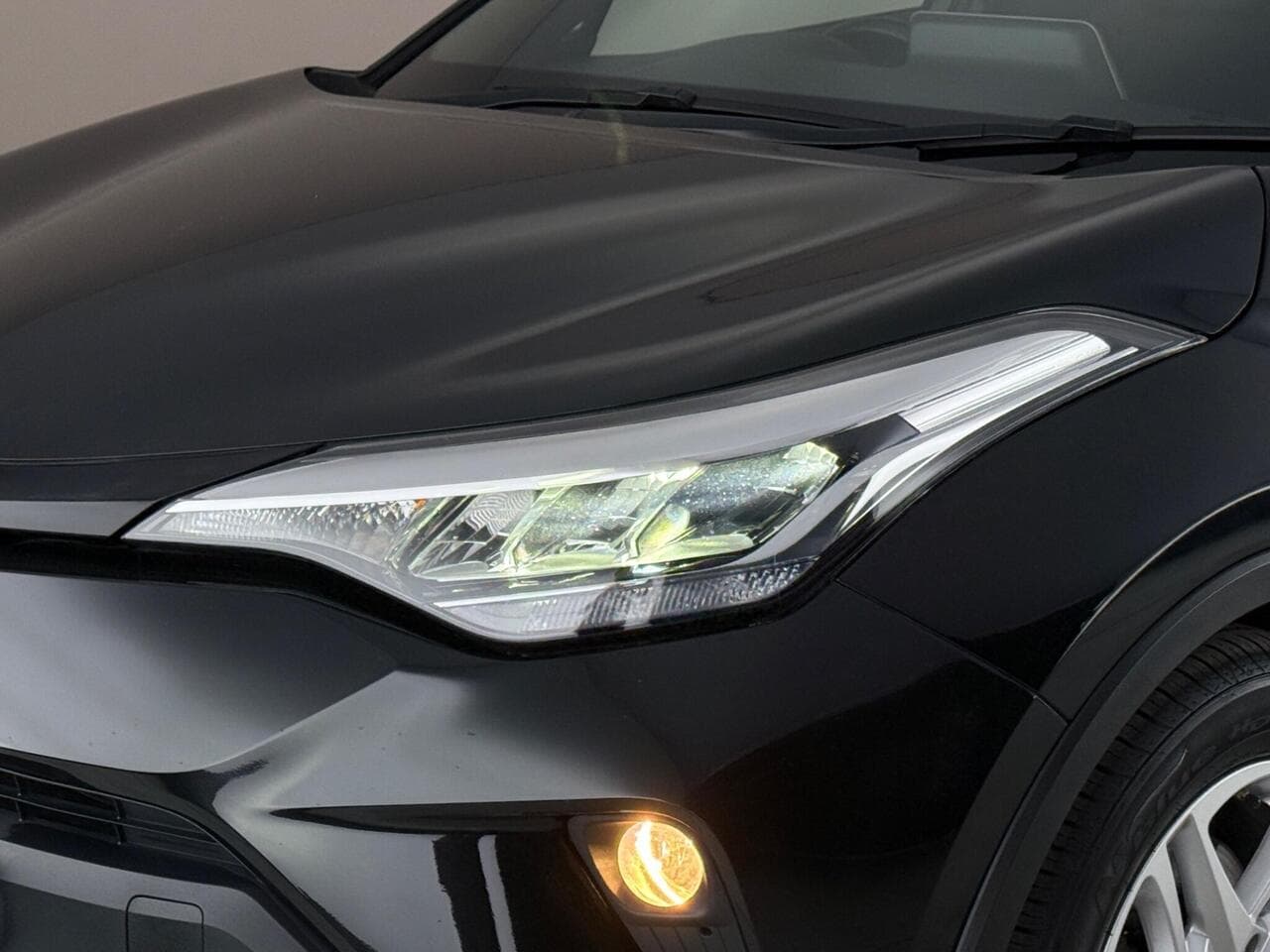 Toyota C-HR thumbnail Lights Front