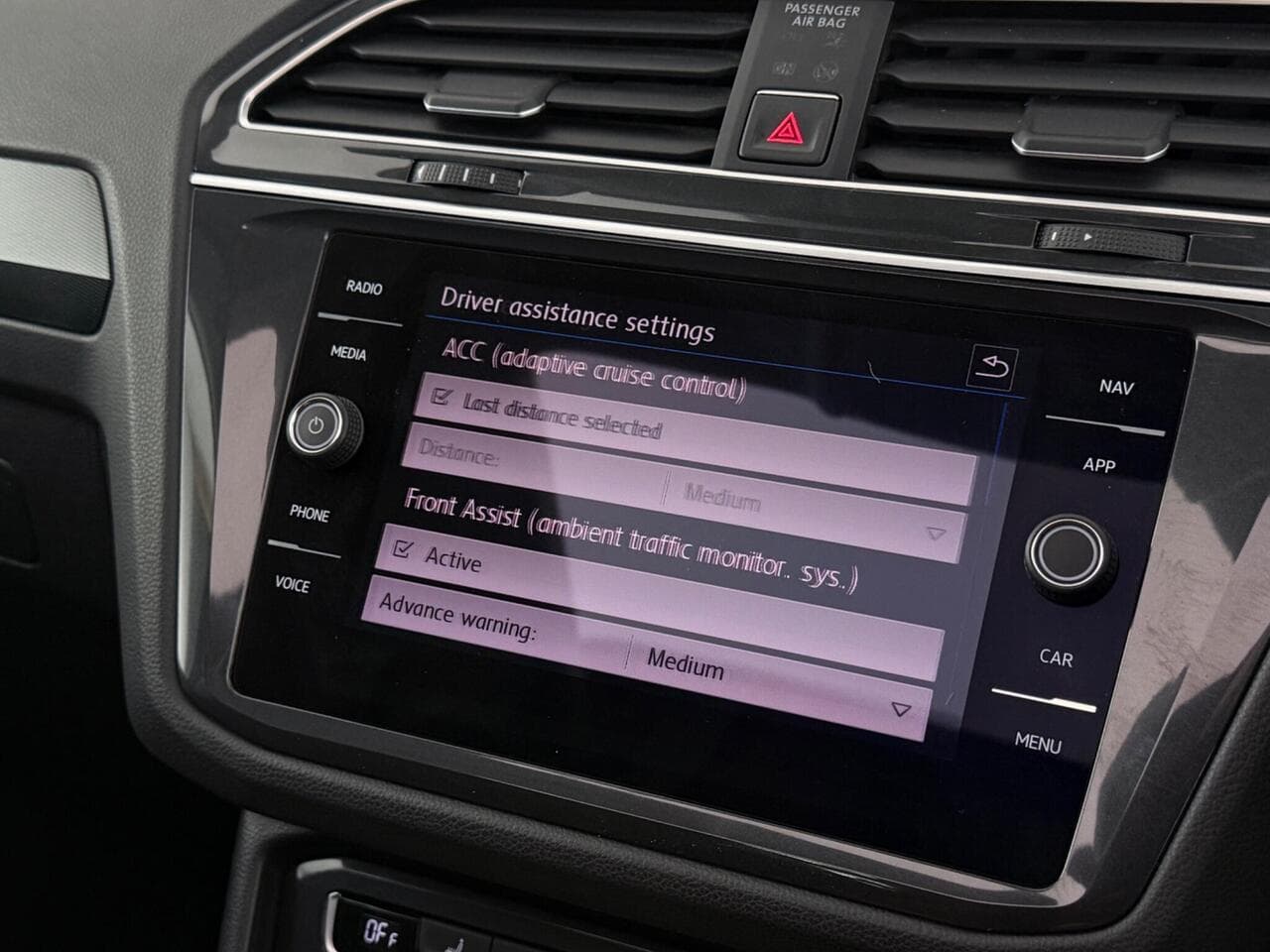 Volkswagen Tiguan thumbnail Infotainment System