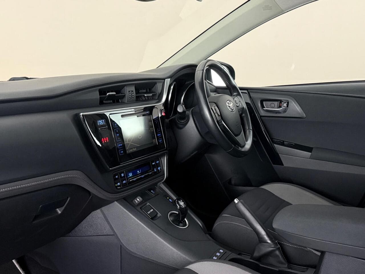 Toyota Auris thumbnail Interior Front