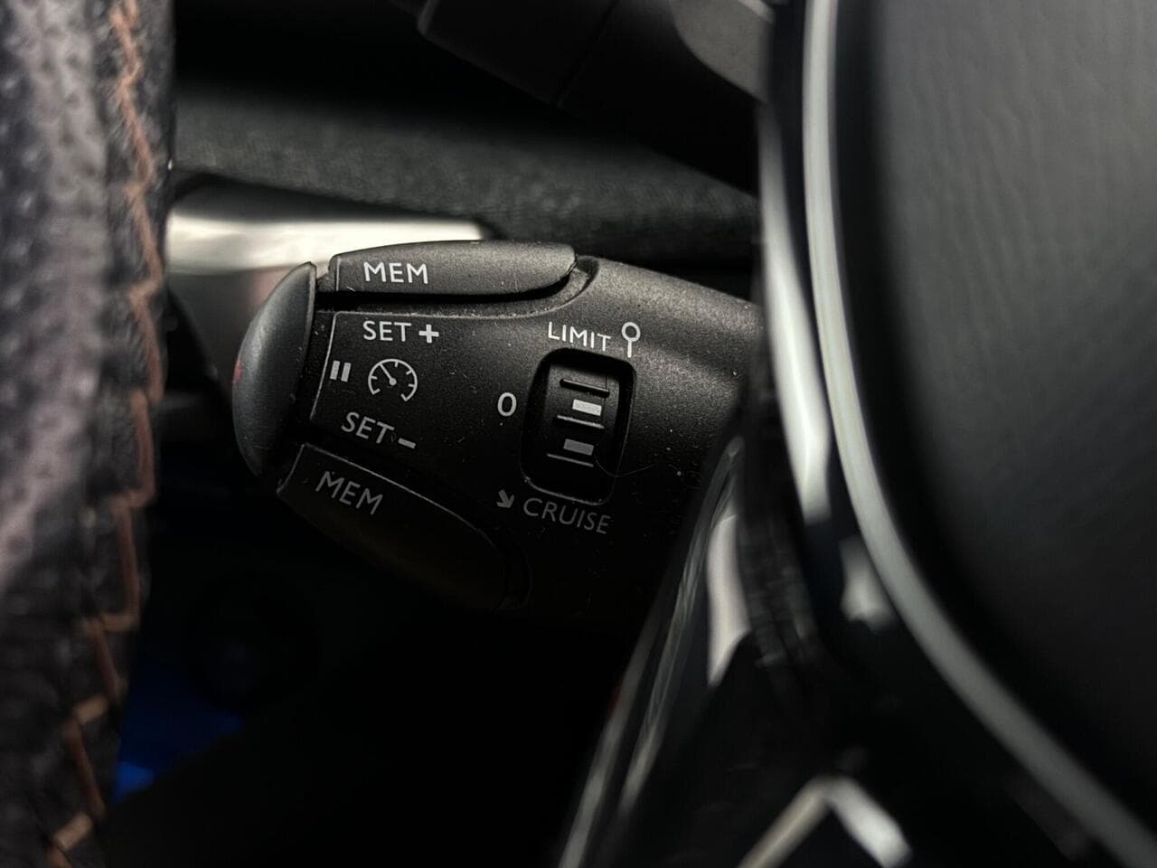 Peugeot 3008 thumbnail Misc Controls