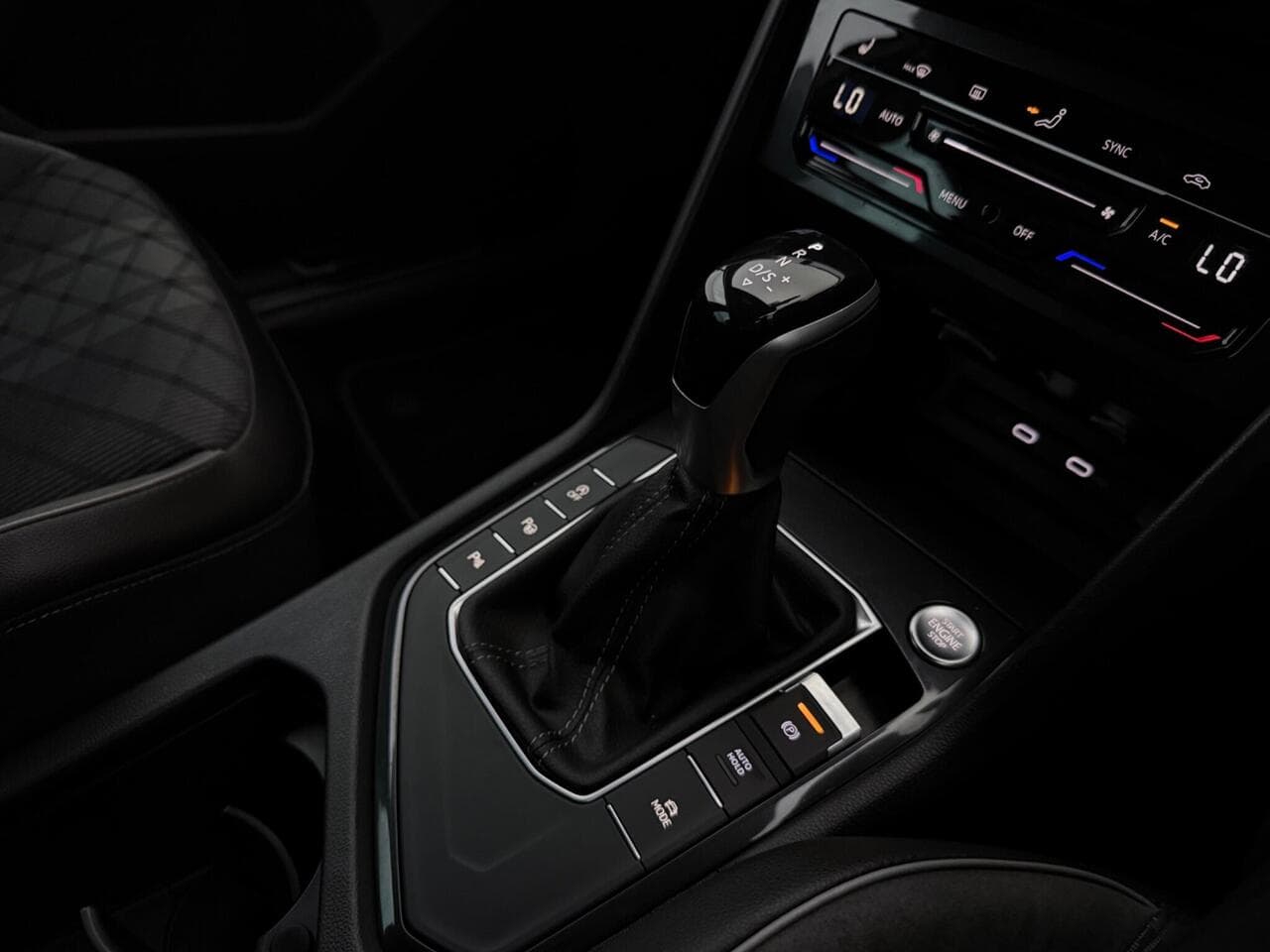 Volkswagen Tiguan thumbnail Interior Front