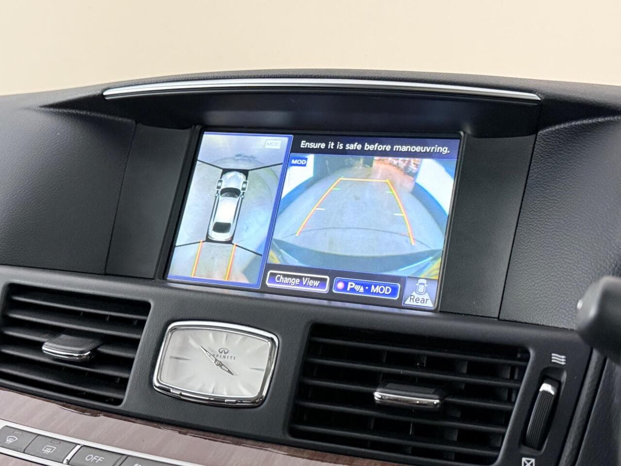 Infiniti Q70 thumbnail Infotainment System