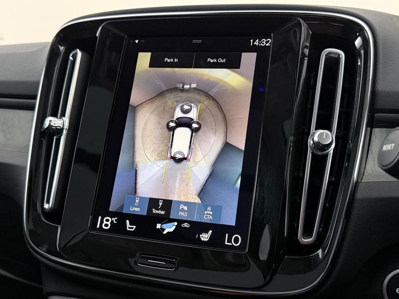 Volvo XC40 thumbnail Infotainment System