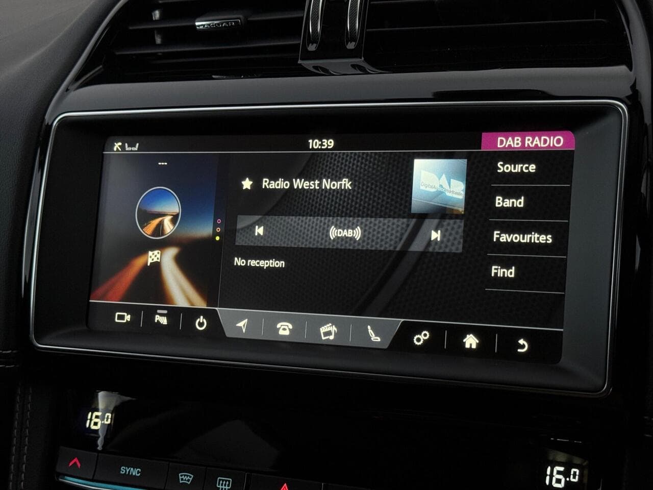Jaguar F-PACE thumbnail Infotainment System