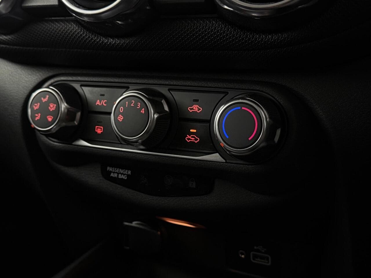 Nissan Juke thumbnail Interior Front