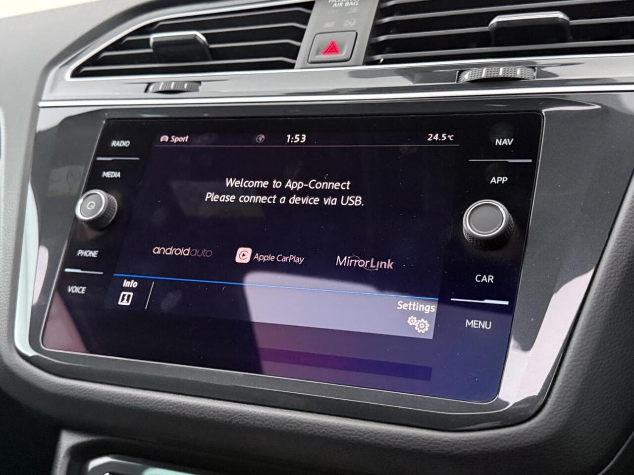 Volkswagen Tiguan thumbnail Infotainment System