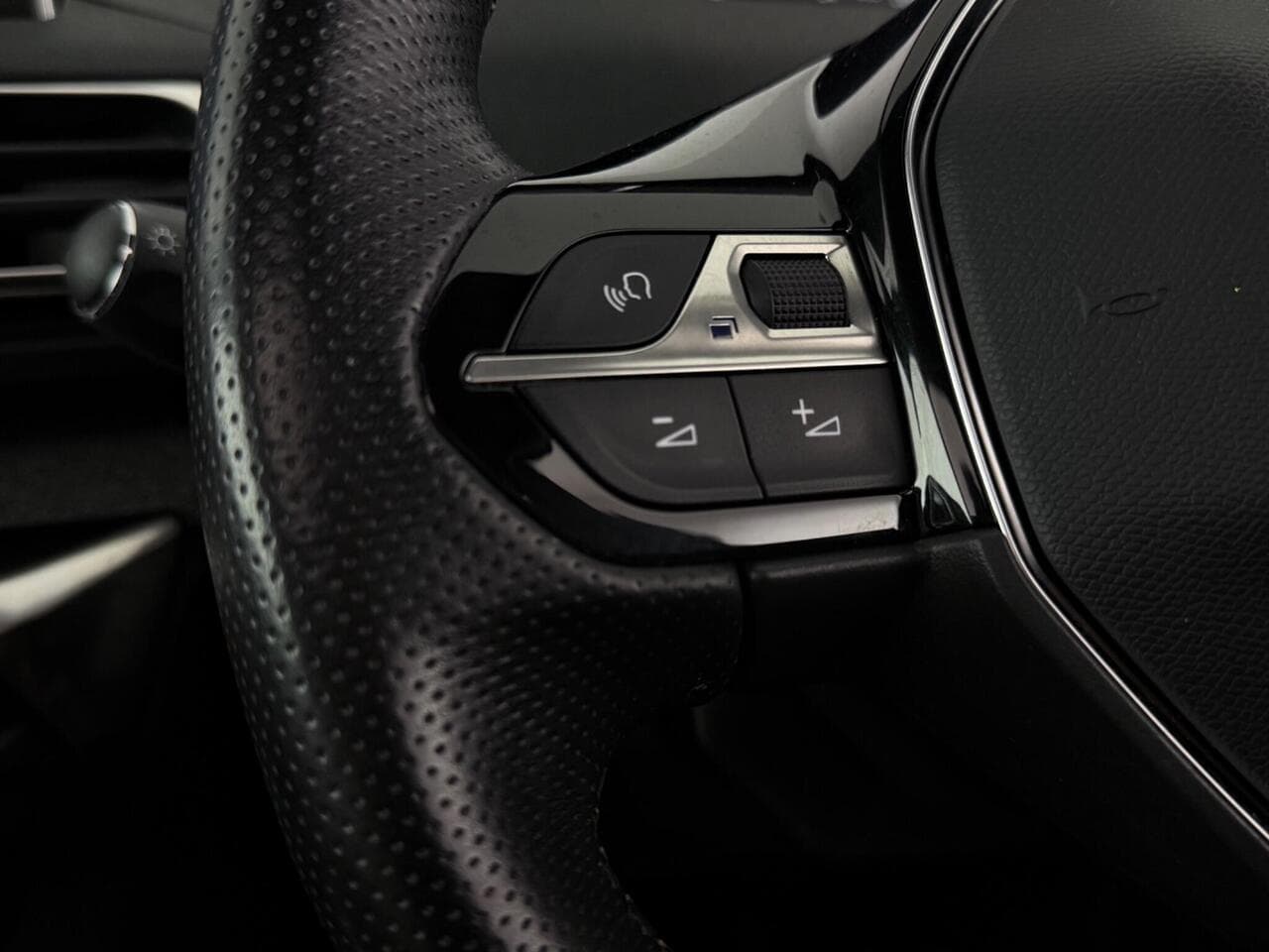 Peugeot 5008 thumbnail Misc Controls