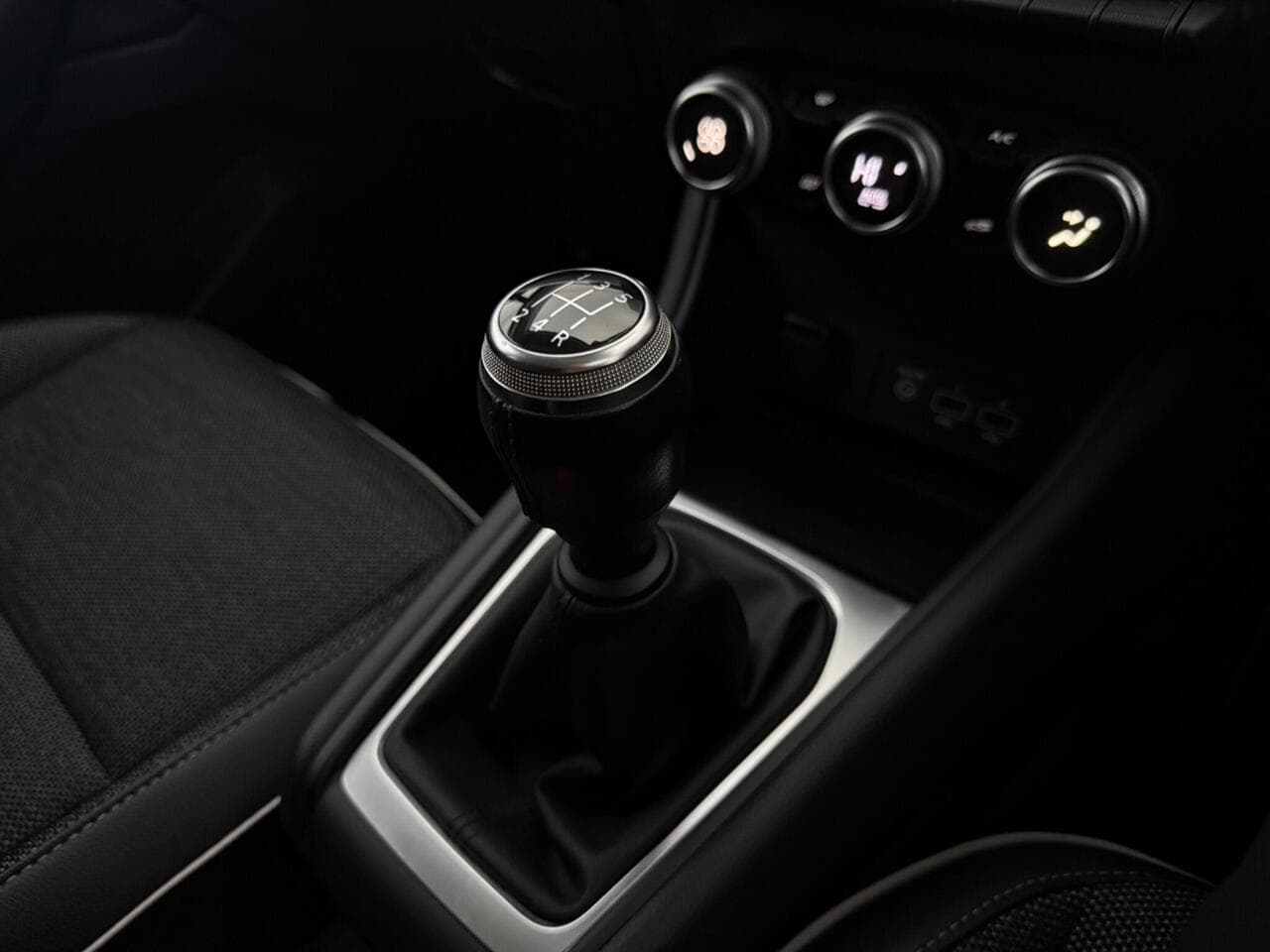 Renault Captur thumbnail Interior Front