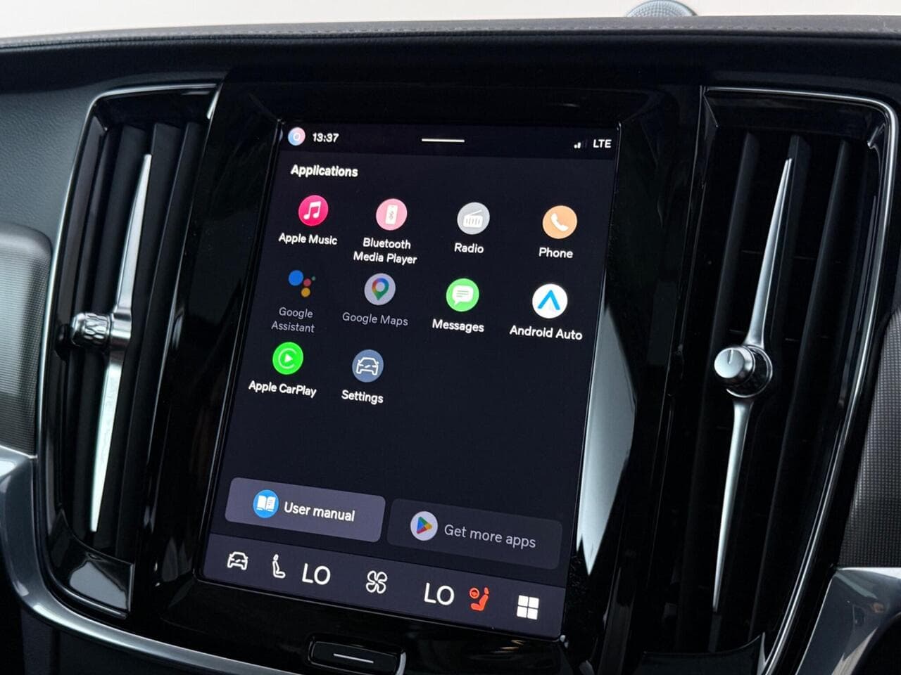 Volvo S90 thumbnail Infotainment System