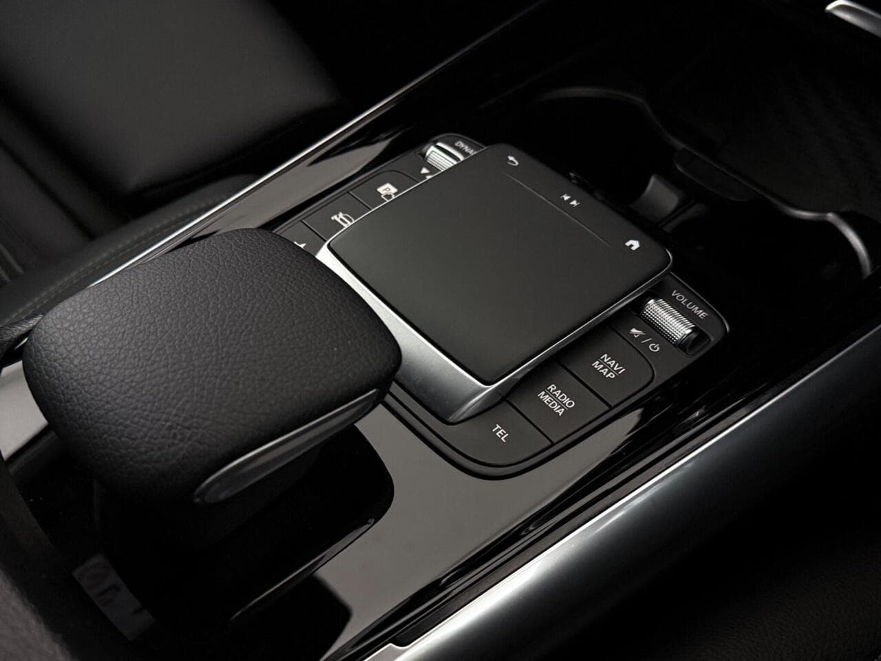 Mercedes-Benz GLA thumbnail Misc Controls