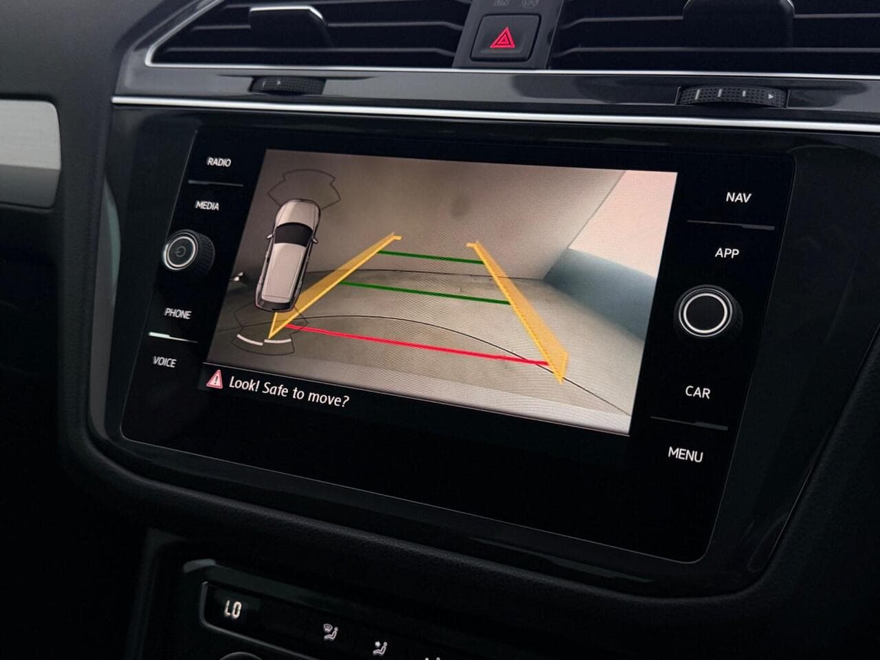 Volkswagen Tiguan thumbnail Infotainment System