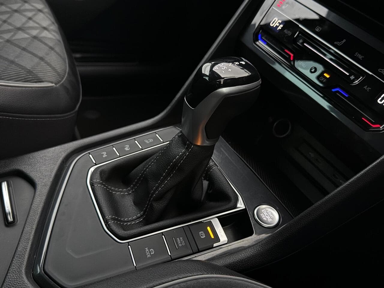 Volkswagen Tiguan thumbnail Interior Front