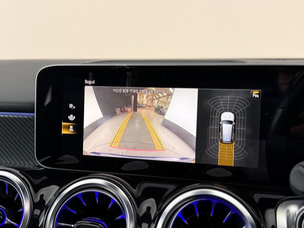Mercedes-Benz GLB thumbnail Infotainment System