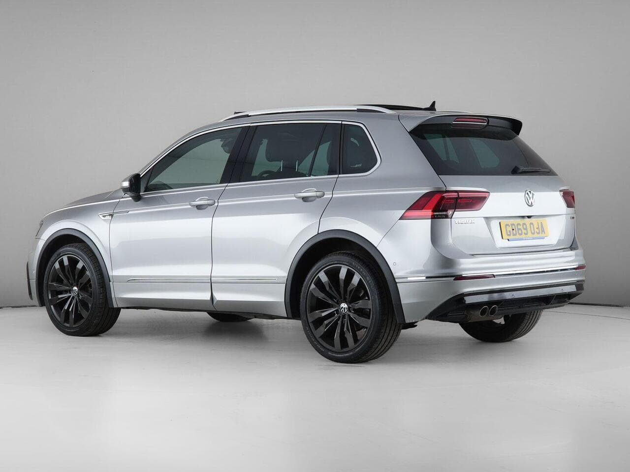 Volkswagen Tiguan thumbnail Side Left