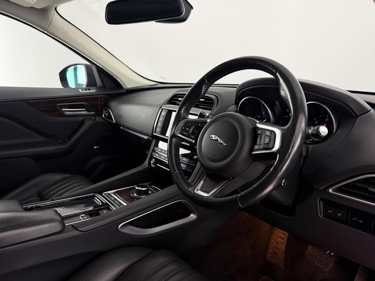 Jaguar F-PACE thumbnail Interior Front
