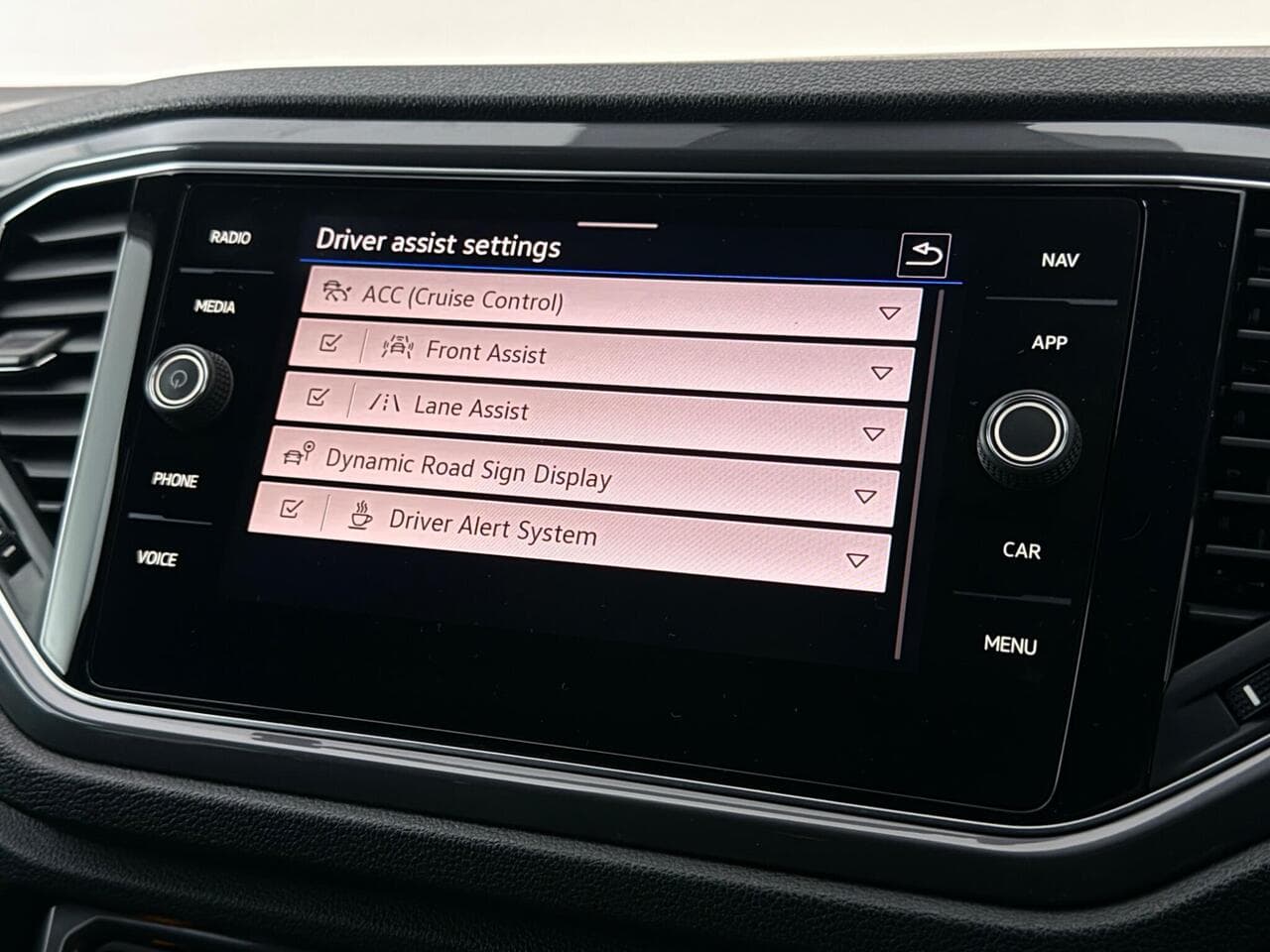 Volkswagen T-Roc thumbnail Infotainment System