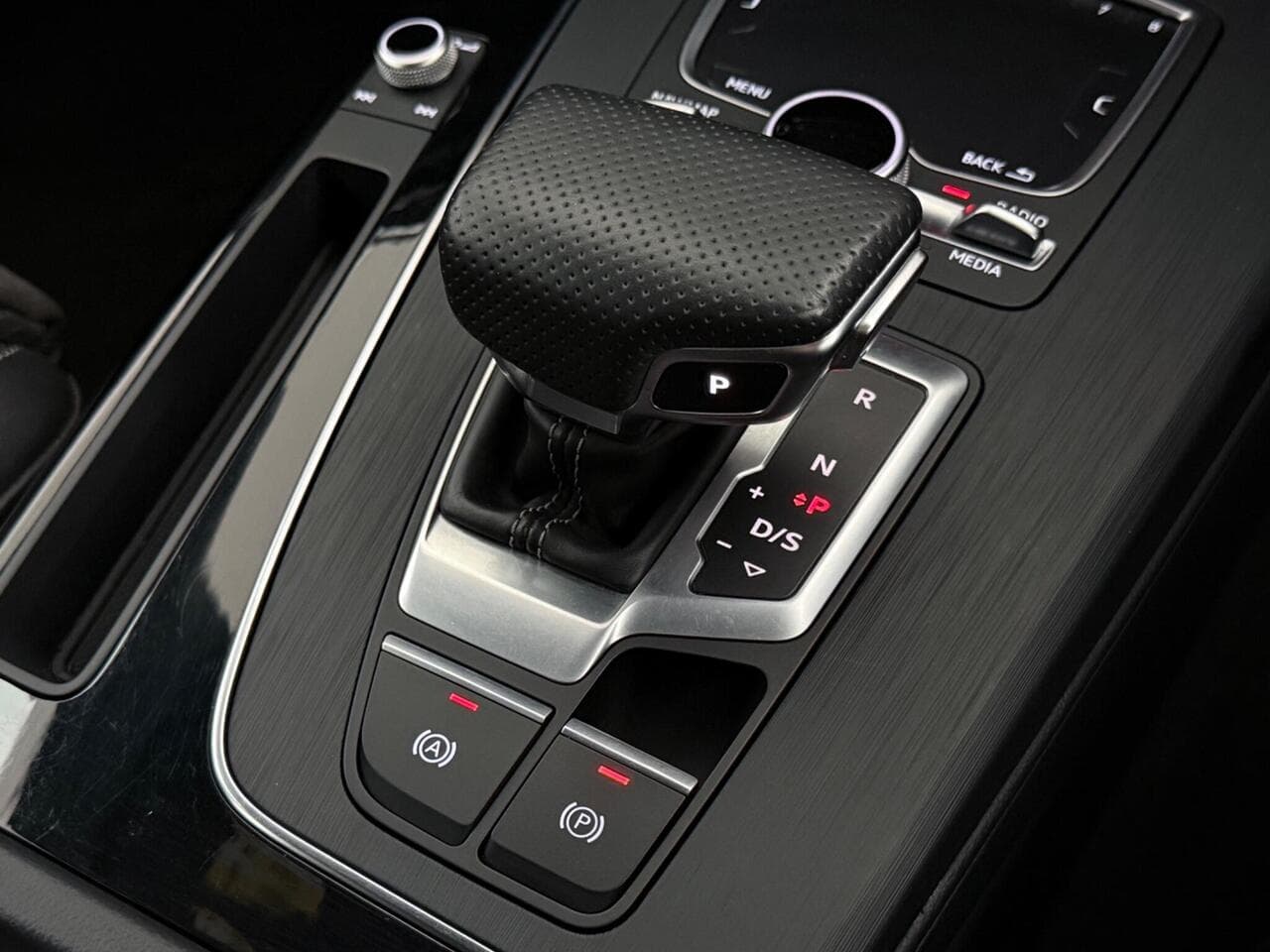 Audi Q5 thumbnail Interior Front