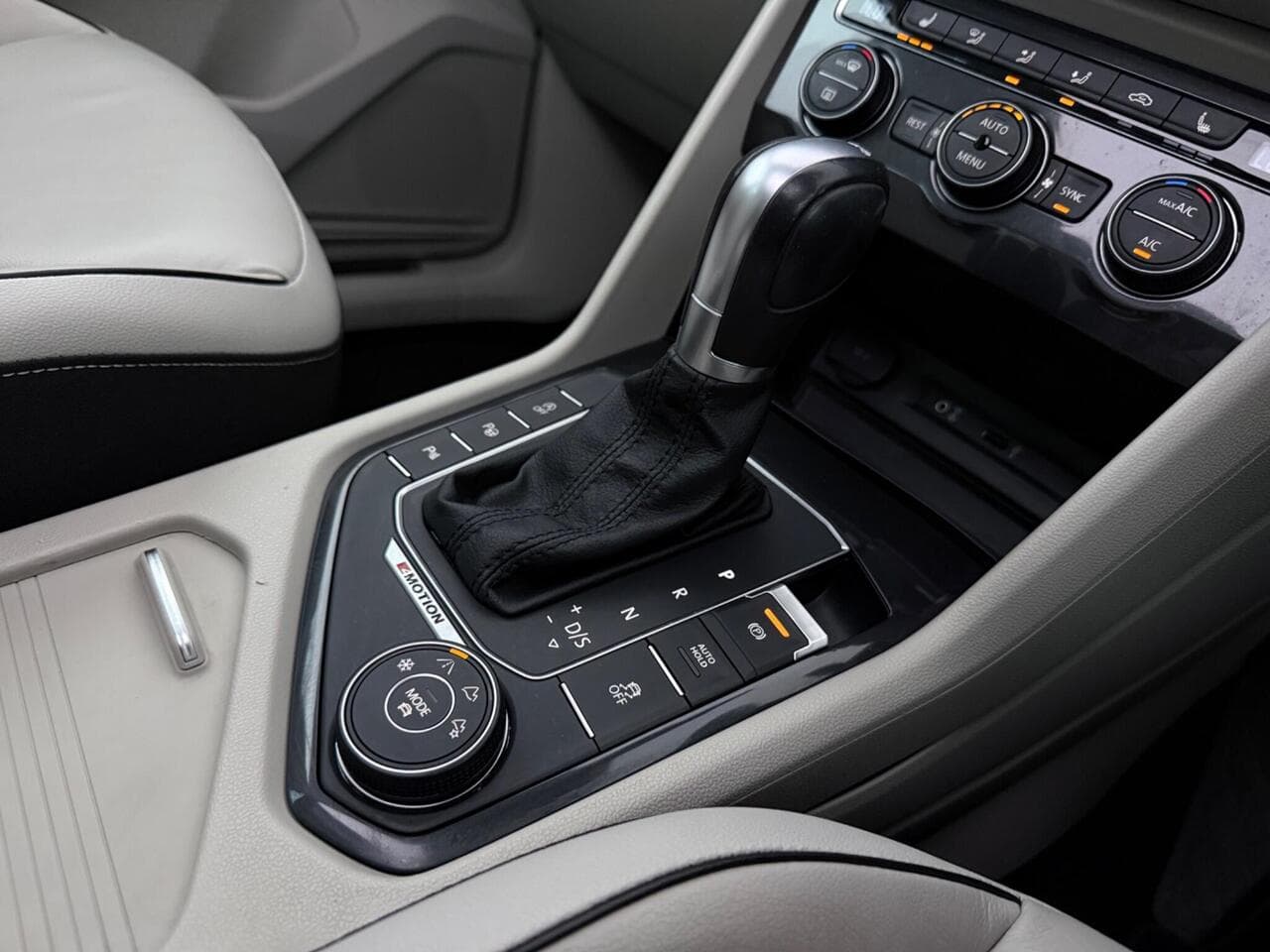 Volkswagen Tiguan thumbnail Interior Front