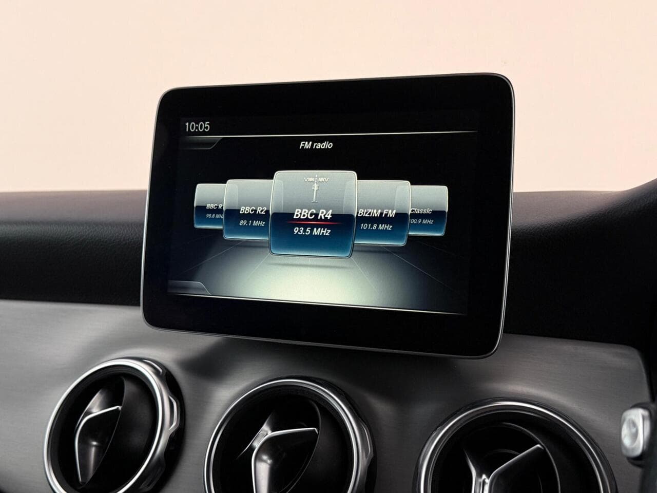 Mercedes-Benz GLA thumbnail Infotainment System