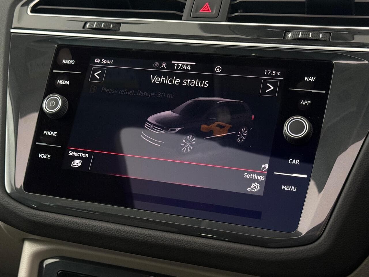 Volkswagen Tiguan thumbnail Infotainment System
