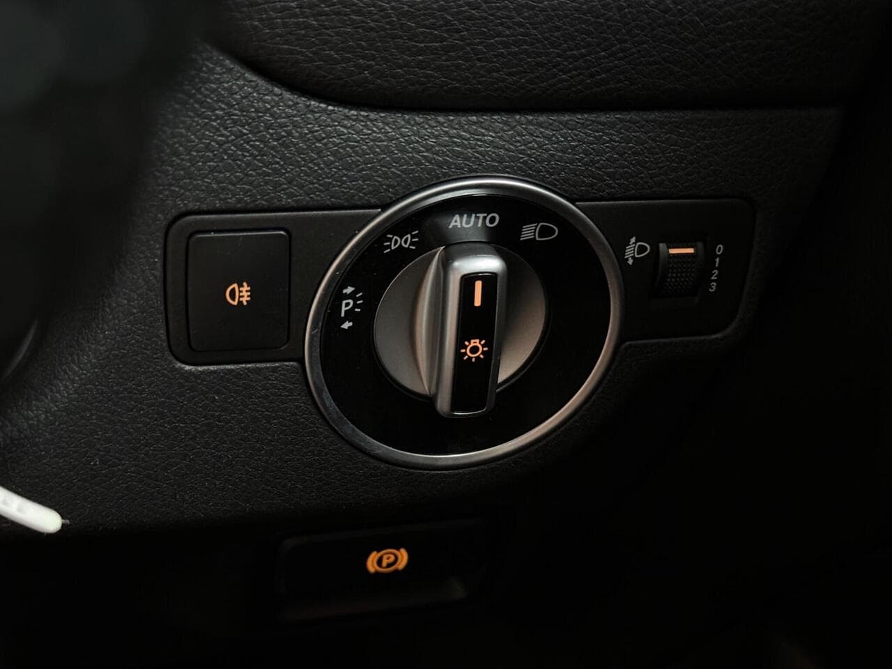Mercedes-Benz GLA thumbnail Misc Controls