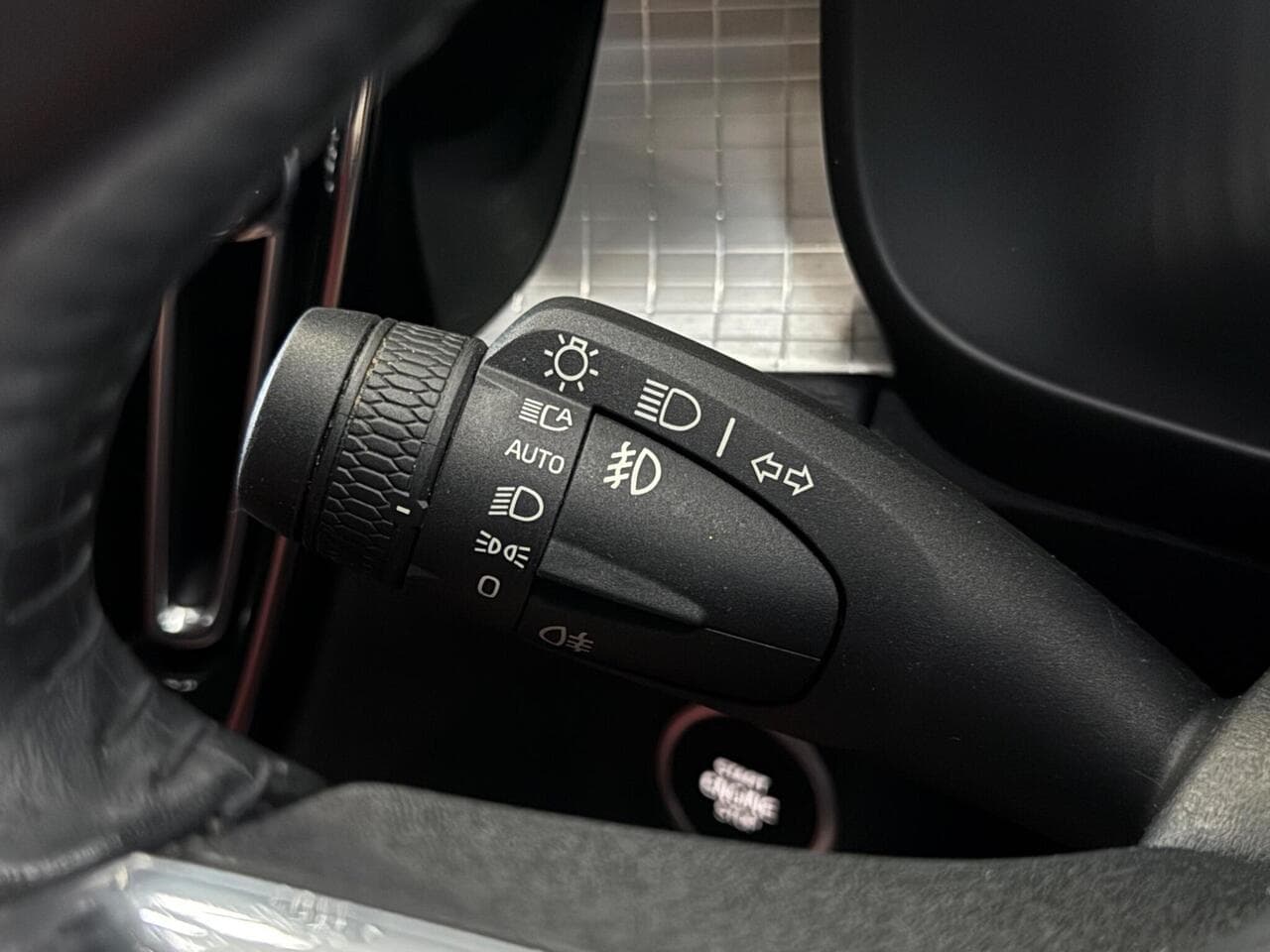 Volvo XC40 thumbnail Misc Controls