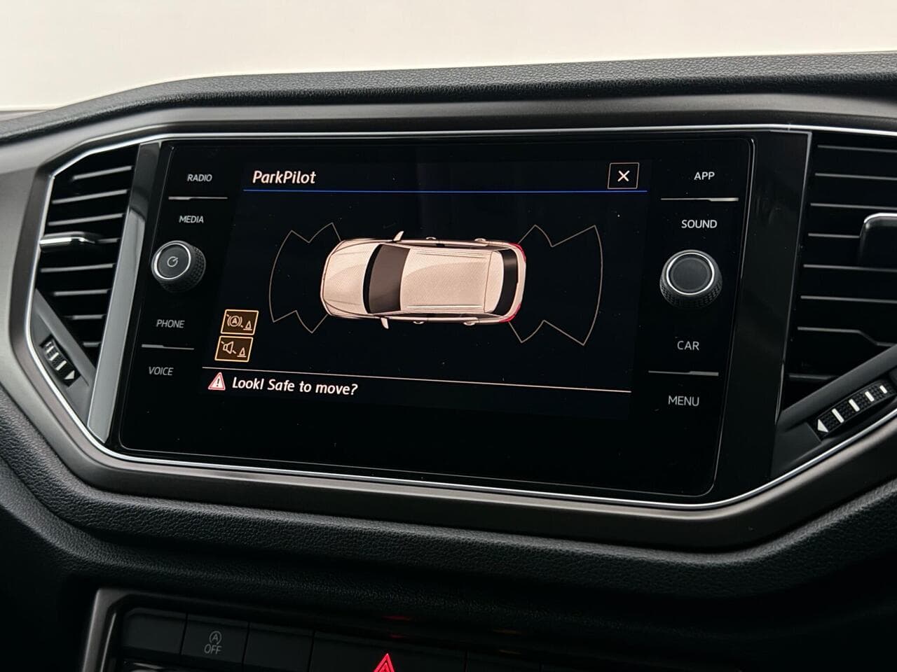 Volkswagen T-Roc thumbnail Infotainment System