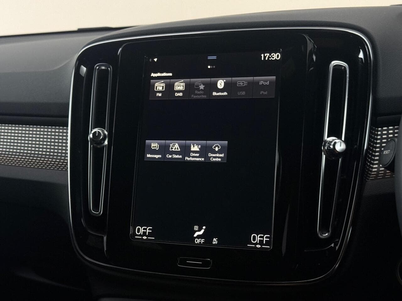 Volvo XC40 thumbnail Infotainment System