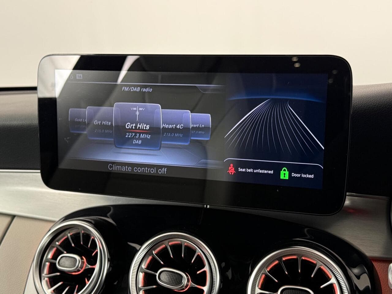 Mercedes-Benz C Class thumbnail Infotainment System