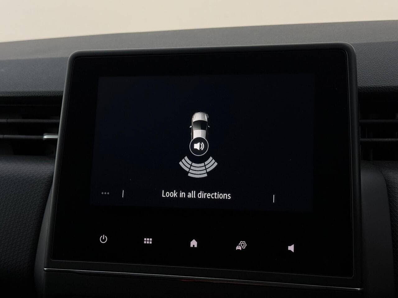 Renault Clio thumbnail Infotainment System