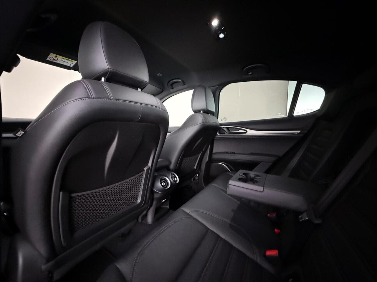 Alfa Romeo Stelvio thumbnail Seats Rear