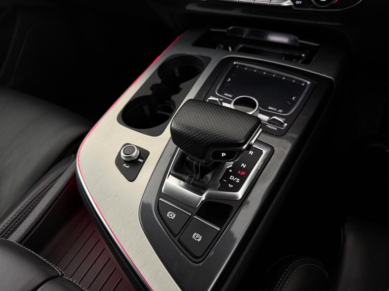 Audi Q7 thumbnail Interior Front