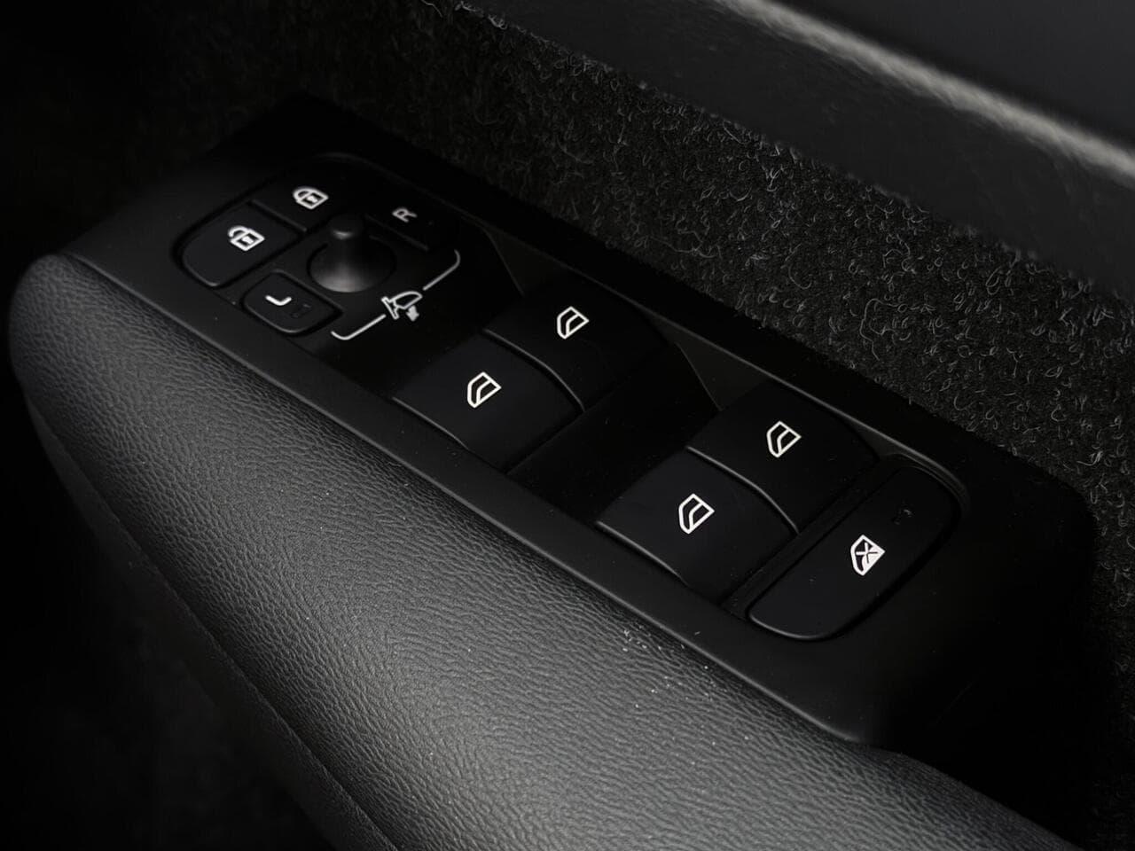 Volvo XC40 thumbnail Misc Controls