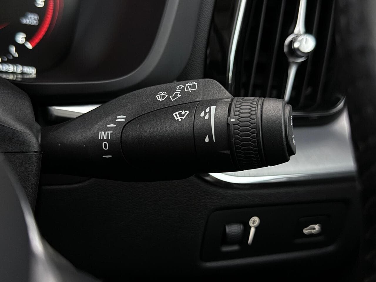 Volvo XC60 thumbnail Misc Controls