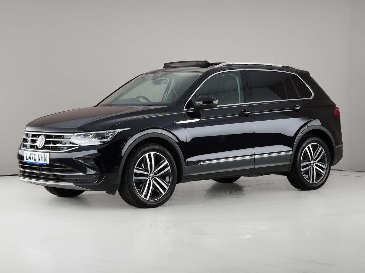 Volkswagen Tiguan thumbnail Front Left