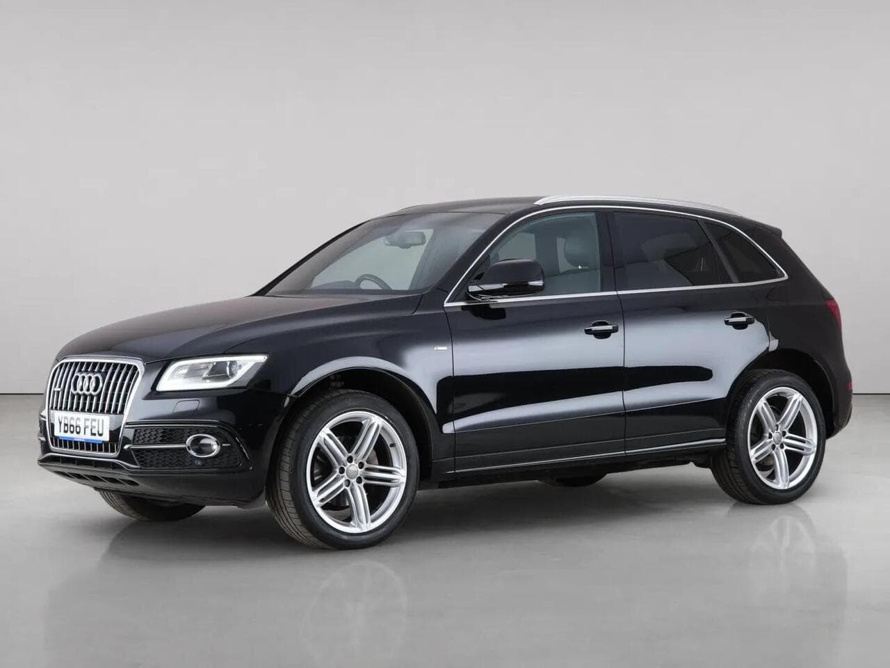 Audi Q5 thumbnail Front Left