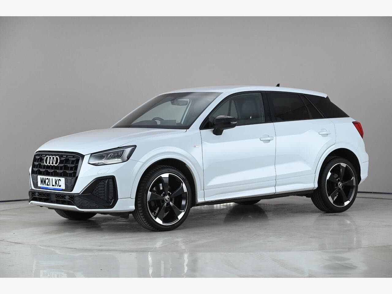 Audi Q2 thumbnail Front Left