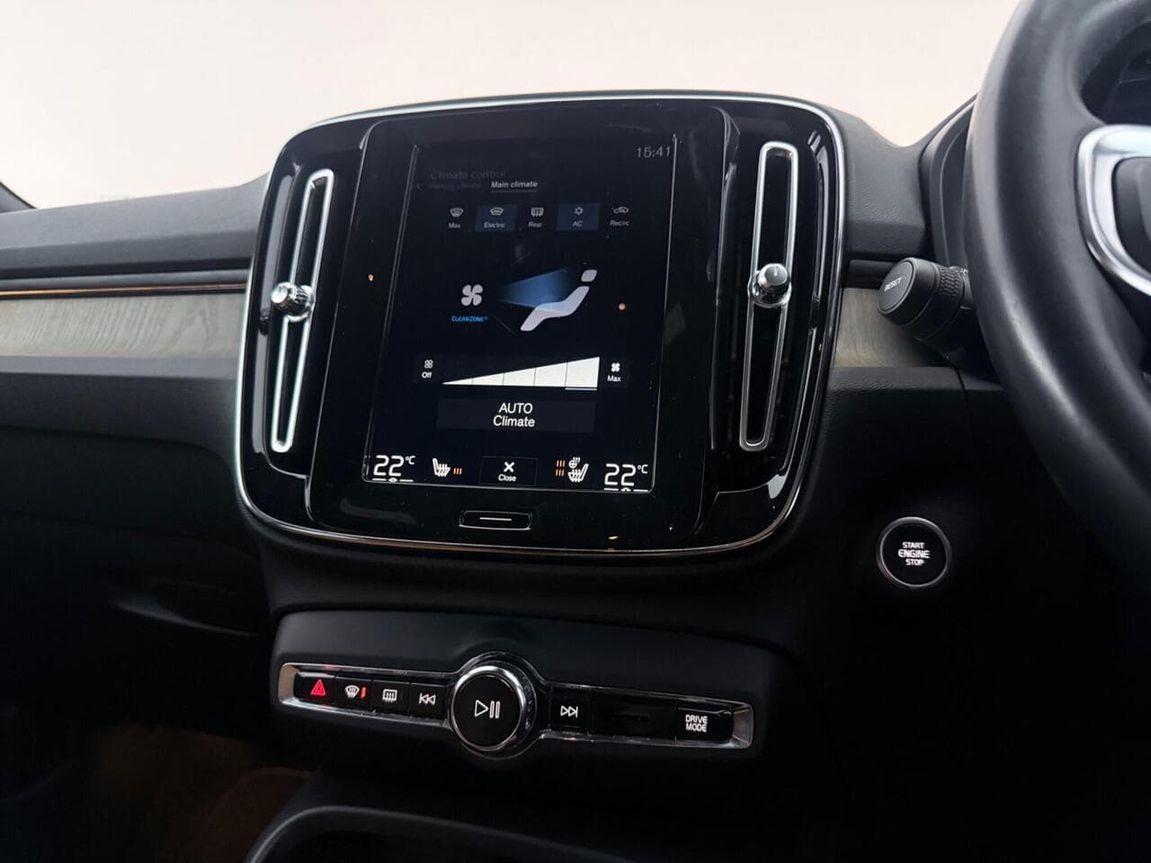 Volvo XC40 thumbnail Infotainment System