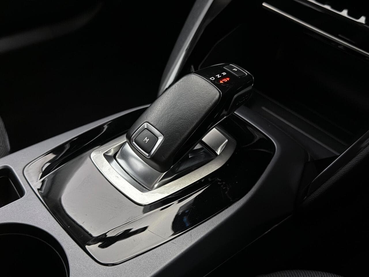Peugeot 2008 thumbnail Interior Front