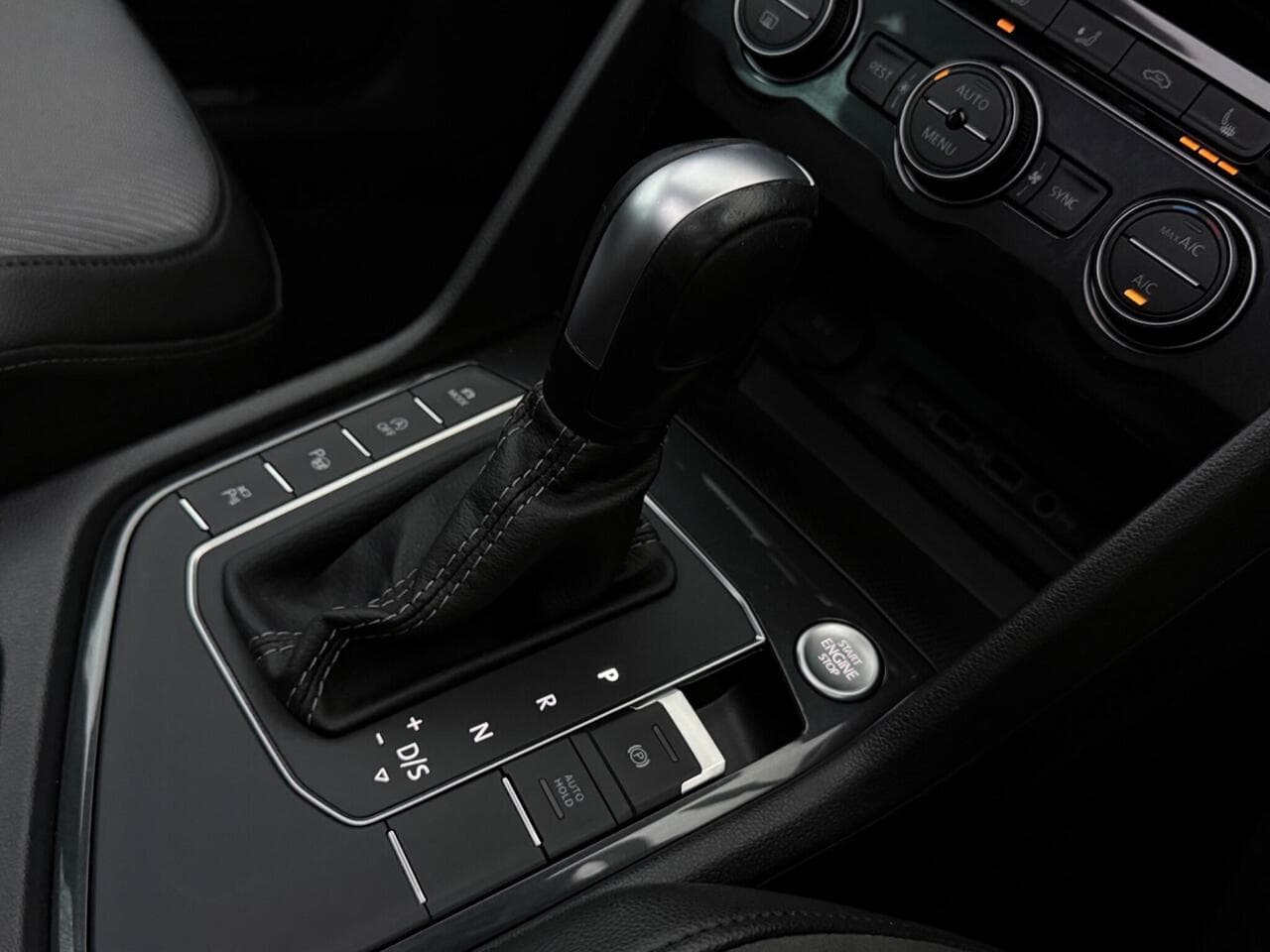 Volkswagen Tiguan thumbnail Interior Front