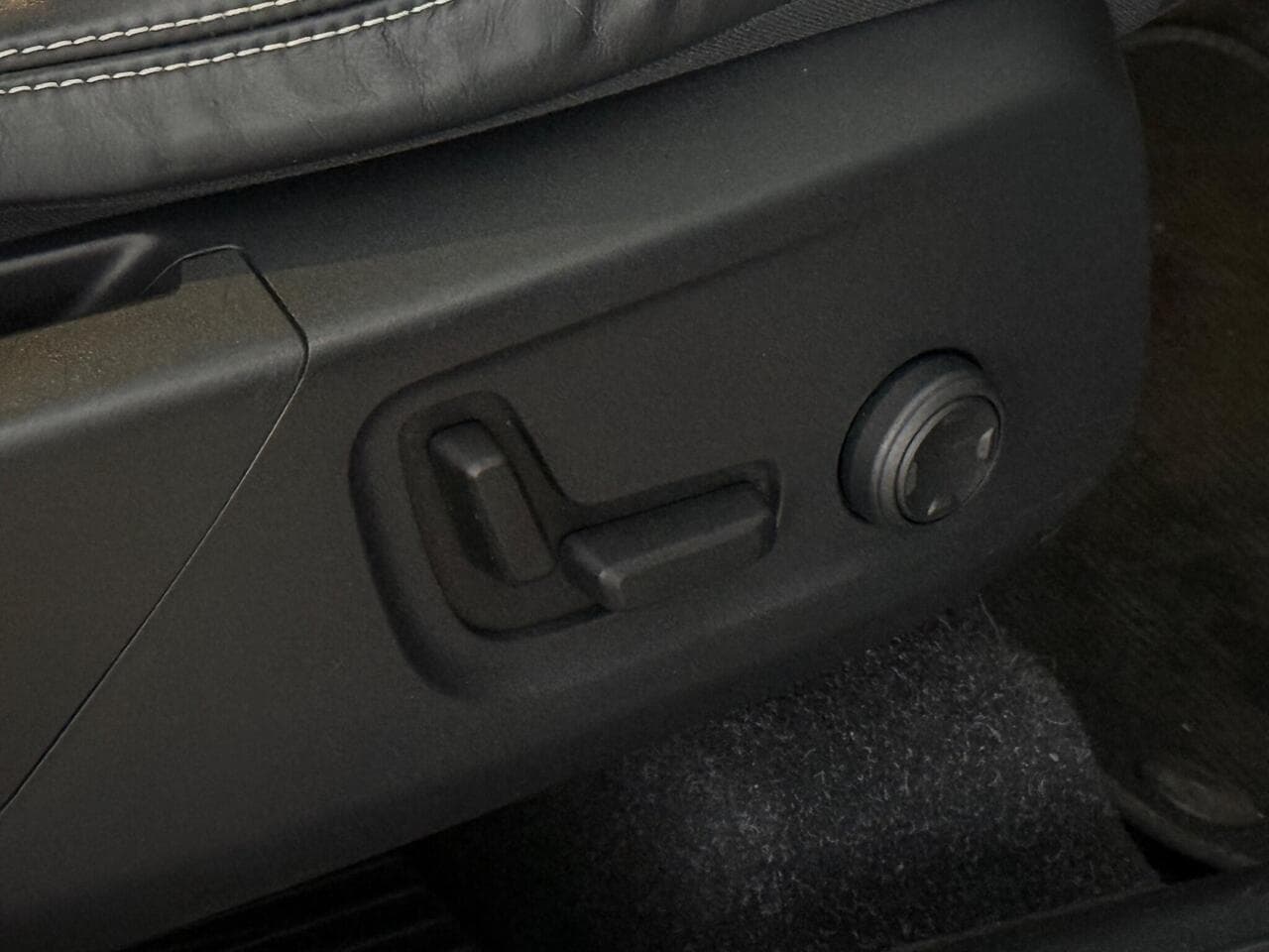 Volvo XC40 thumbnail Misc Controls