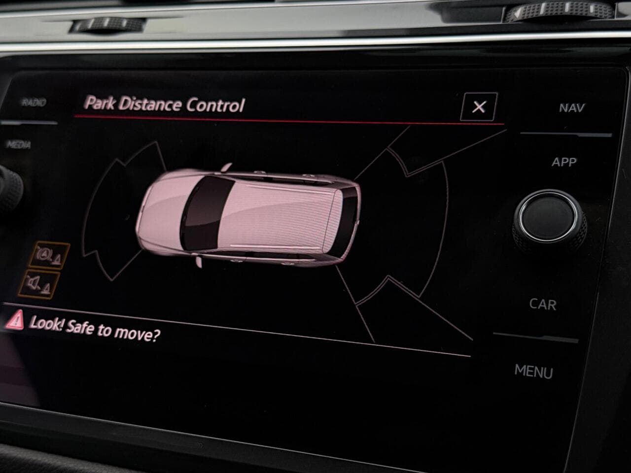 Volkswagen Tiguan thumbnail Infotainment System